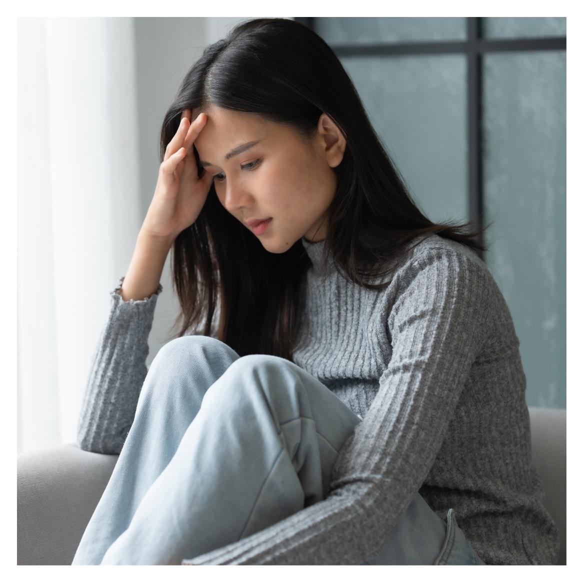 悩んでいる女性